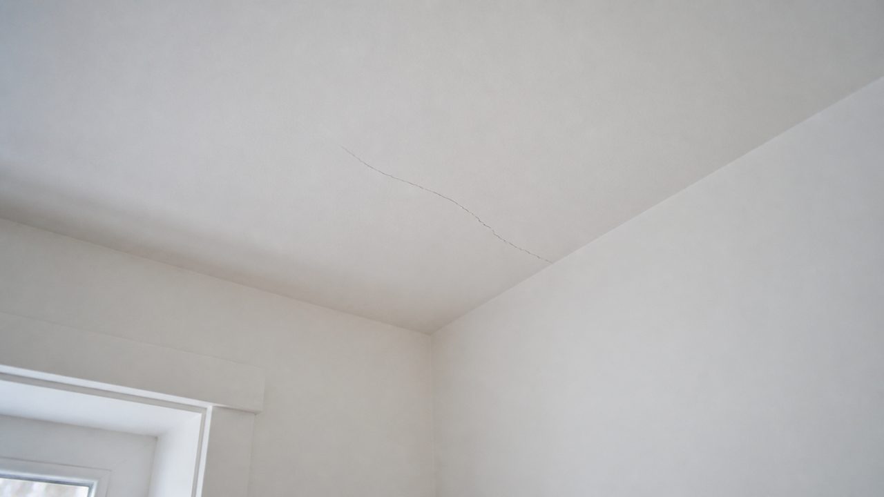 Fissure plafond : quand s’inquiéter et comment réagir
