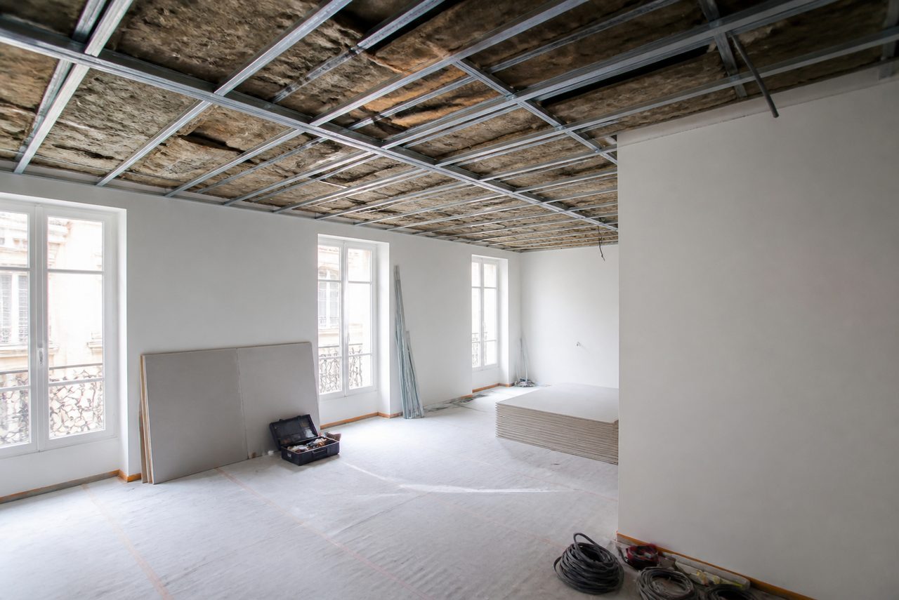 Isolation phonique du plafond : solutions, prix et limites à connaître
